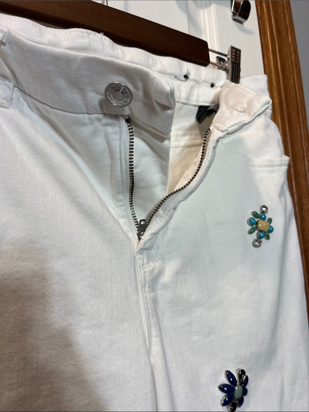 Chico’s White Floral Jeweled Front Cropped Girlfriend Jeans Size 1 (Women’s 8) - Picture 5 of 16
